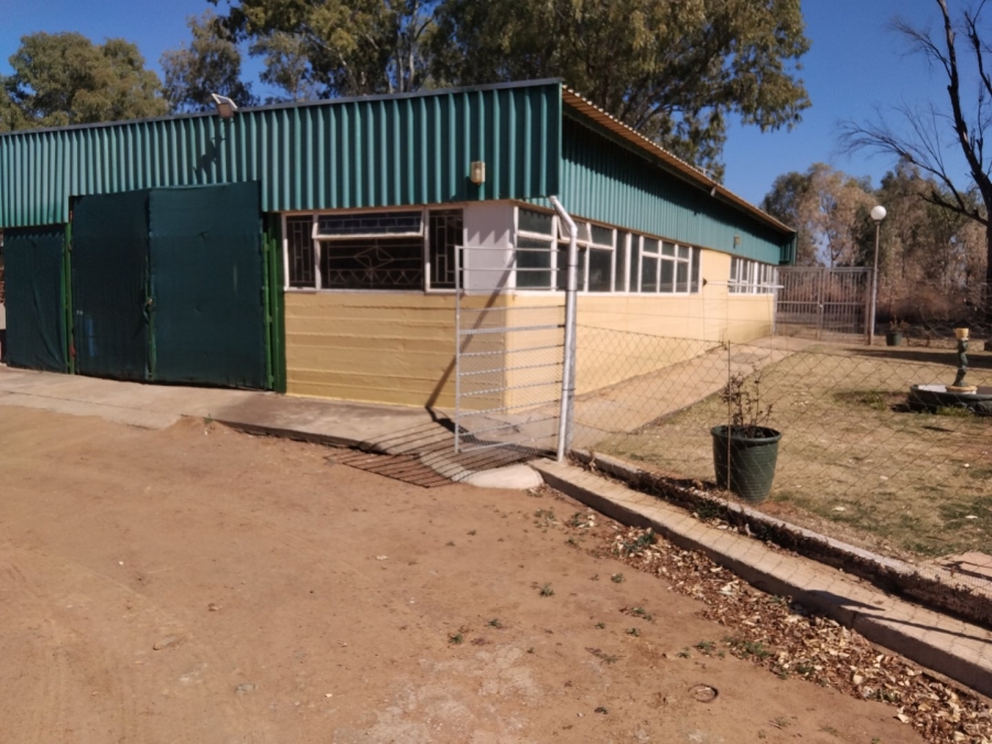 Commercial Property for Sale in Agricultural Holding 400 North West